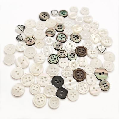 Fabriek directe verkoop 4 gaten ronde plastic knoppen Custom gegraveerde logo hars knop voor kleding trui