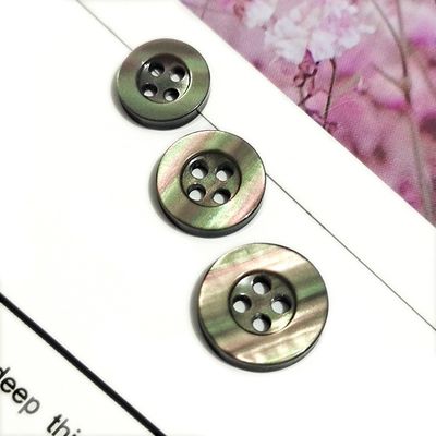 Fabriek directe verkoop 4 gaten ronde plastic knoppen Custom gegraveerde logo hars knop voor kleding trui